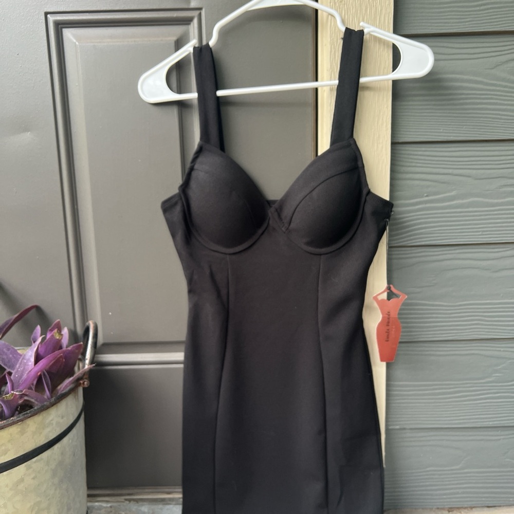 Black bodycon dress